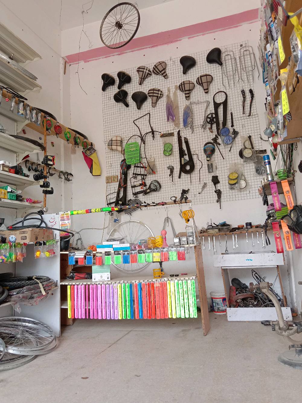 محل باسكلات ودراجات متكامل من كلشي  بل ديواني سنيه للبيع ابعيع بي غراض عل جرد محل ايجار 