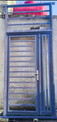 السلام وعليكم باب طلاكه وربع ارتفاع ٣م وعرض متر ونص شغل درجه اولى حديد...