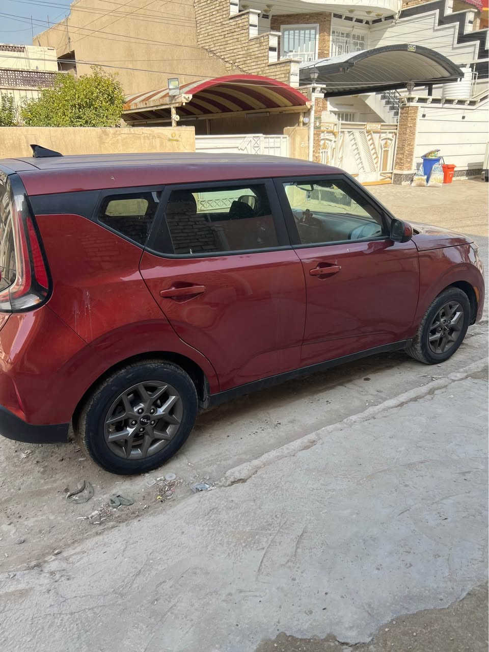 للبيع – Kia Soul 2023

🔹 الموديل: 2023

🔹 اللون: ماروني

🔹 المحرك: 2.0 لتر – 4 سلندر

🔹 ناقل الحركة: أوتوماتيك (CVT)

🔹 العداد: ١٧ الف كم

🔹 الحالة: ممتازة – صبغ بنيد وجاملغ فقط – شاصي  تصليح مع الغد

المواصفات الداخلية:

 • شاشة معلومات وترفيه 10.25 إنش

 • دعم Apple CarPlay & Android Auto

 • شحن لاسلكي للهواتف

 • مقاعد كهربائية

 • تشغيل عن بُعد (Remote Start)

 • تشغيل ذكي زر تشغيل + Smart Key

 • تحكم كامل من المقود

 • بلوتوث + USB

 • تكييف أوتوماتيك

 • شاشة عدادات واضحة

 • خامات داخلية نظيفة ومريحة

أنظمة السلامة والمساعدة:

 • رادارات أمامية

 • نظام النقطة العمياء (Blind Spot Monitoring)

 • تنبيه حركة المرور الخلفية

 • كاميرا خلفية

 • نظام الثبات والتحكم بالانزلاق

مميزات إضافية:

 • اقتصادية في الوقود

 •

 • السيارة نظيفة وجاهزة للاستخدام

📍 الموقع: بغداد  حي جميلة

💰 السعر: ١٣٨ ورقة

📞 للتواصل: *********** بغداد, العراق
