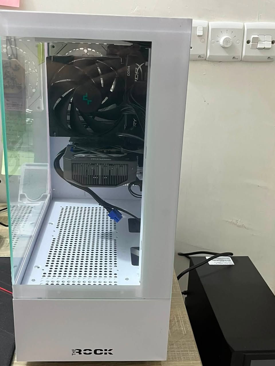 السلام عليكم تجميعة بيسي للبيع صار شهر من اخذتها جديدة ما مستخدمه وهاي المواصفات مالتها 
‏CPU: Intel Core i5-14400F
* Motherboard: ASRock H610M-HDN
* GPU: ASUS GeForce RTX 5060 8GB
* Storage: M.2 NVMe SSD 512GB
* RAM: 16GB (2×8GB) DDR4 3200MHz
* Power Supply: 650W 80+ Bronze
* CPU Cooler: DeepCool AG400
* Case: SX-335C White
مكاني بغداد الدورة 
***********
