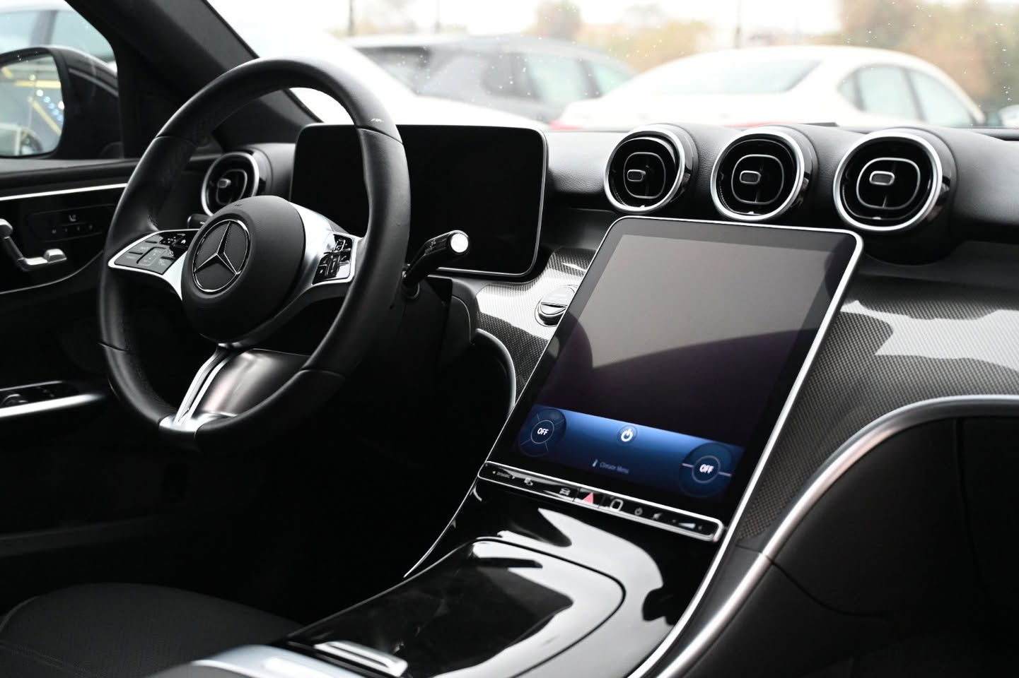 مرسيدس c300 موديل 2024
سياره كاتي تترقم شيمالي فقط

ماشيه 3000 كيلو متر 

مواصفات 

سقف فتحه 

كشن جلد 

كامرات جوانب و خلفي

حساسات

كشن هيتر 

كشن مساج

داخل ليد 

اوتو بارك
 محرك 2000 توربو

بعد اهوايه بيه مواصفات 

ضرره فقط سرقة بيبان و راجعه بلادي و مصبوغه

مكانه اربيل

***********
