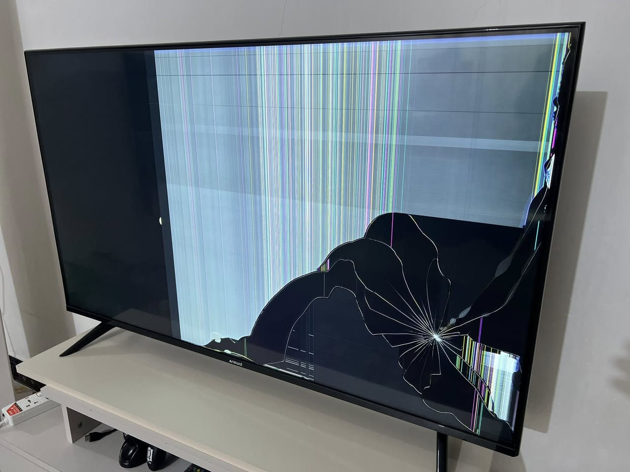 سلام عليك شاشه نوال حجم 55قبل شهر اخذته ونضربت هسه ابيعه علا وضعه شاشه جديده بعده وكاتونته وياه تصليح يكلف 200 انا اخذته ب 450 قيم بل يرضه بي الله وخذه 
 التواصل ***********
