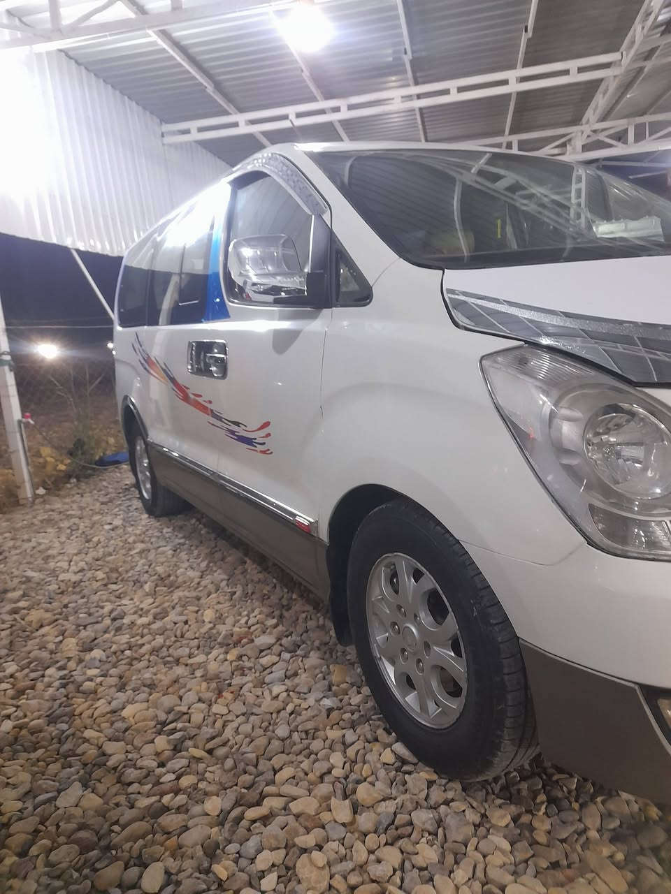 السلام عليكم للبيع استاركس موديل ٢٠١١ فول مواصفات رقم واسط دولي مشروع وطني السياره جديده وجاهزه من كلشي مكينه كير صدر تخم تاير دوشمه تبريد كله جديد مال جناي سياره جديده معنه الكلمه السعر ١٣٥ وبيه مجال للشراي الستفسار ***********
