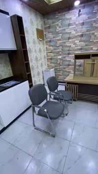 ميز مكتبي • ٤ كراسي • نضيف ٩٥٪