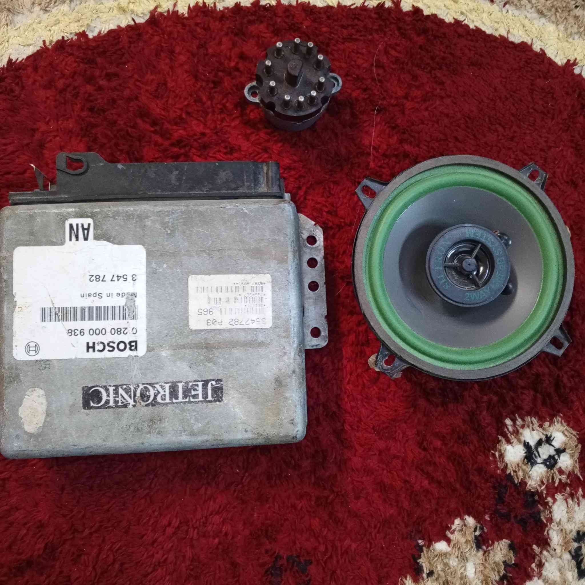 السلام عليكم 
موضح بالصور غراض فالفو ٩٤٠ الي  محتاج اي شغلة يتصل على الرقم ويدلل يريد كلهن  يقيم الي يرضي الله *********** واكو فراش دشبول V70و ٩٤٠ اخر قطعتين
