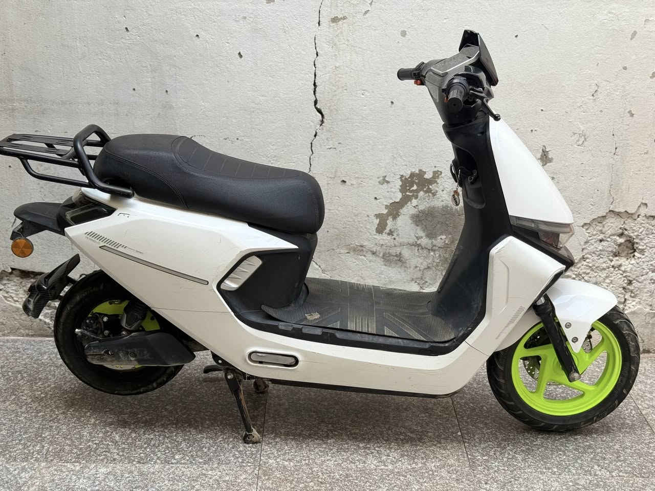 سلام عليكم
دراجه شحن سكنس للبيع 
ماشيه 4995
الدراجه نضيفه بس مجرد شخوط بل كفرات
الملف2000 
32 امبير
6بطاريات نضام الرجوع للخلف 
كلشي شغال بيهة
تشغيل عن بعد 
3سرعات اقصه سرعه 80
السعر 750 وبيهة مجال


**إذا كنت صاحب هذا الإعلان وتريد حذفه لأي سبب، رجاءا أرسل رسالة إلى الدعم الفني**