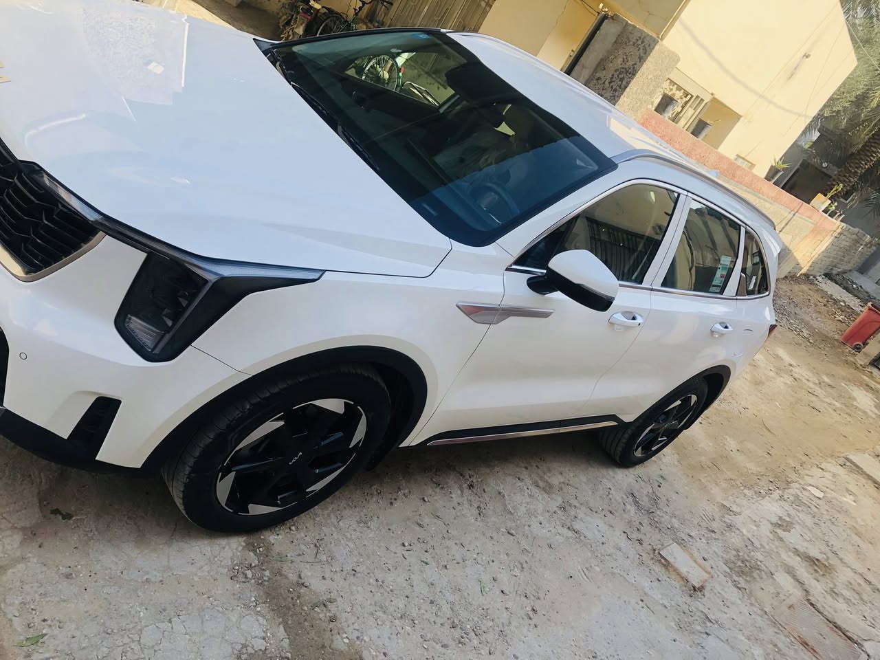 السلام عليكم 
كيا سورنتو 2025
ضمان 5سنوات (او 100الف كيلو متر)
مواصفات السياره 
رقم بغداد الدولي رقمها مميز. 
مكينه السياره V6
مقاعد جميعها كهرباء
مقاعد جلد تدفىه وتبريد 
ثلاث قطع تبريد
سبعة راكب
گير ماوس ثمن سرعات 
شفتات ستيرن 
اربعة وضعيات قيادة 
هاند بريك بصمة 
نظام منحدرات 
دبل كاميرا 
شاشة متصلة داعمه (ابل كار بلي)
الشاحن وايرلست 
اناره محيطية داخلية متغيرة 
لايتات LED نهاري
لايت كشاف ضبابي 
بگ لايت LED 
بصمه ابواب
تشغيل عن بعد
جنطة كهرباء 
نظام ترحيب عند اقتراب البصمة 
باقي مواصفات السورنتو معروفة. 
السيارة (فقط بارد باب الصدر اليمين
باقي السيارة كفالة عامه )
السعر (315وبيها مجال )
مكان السياره بابل حلة
رقم الهاتف ***********
