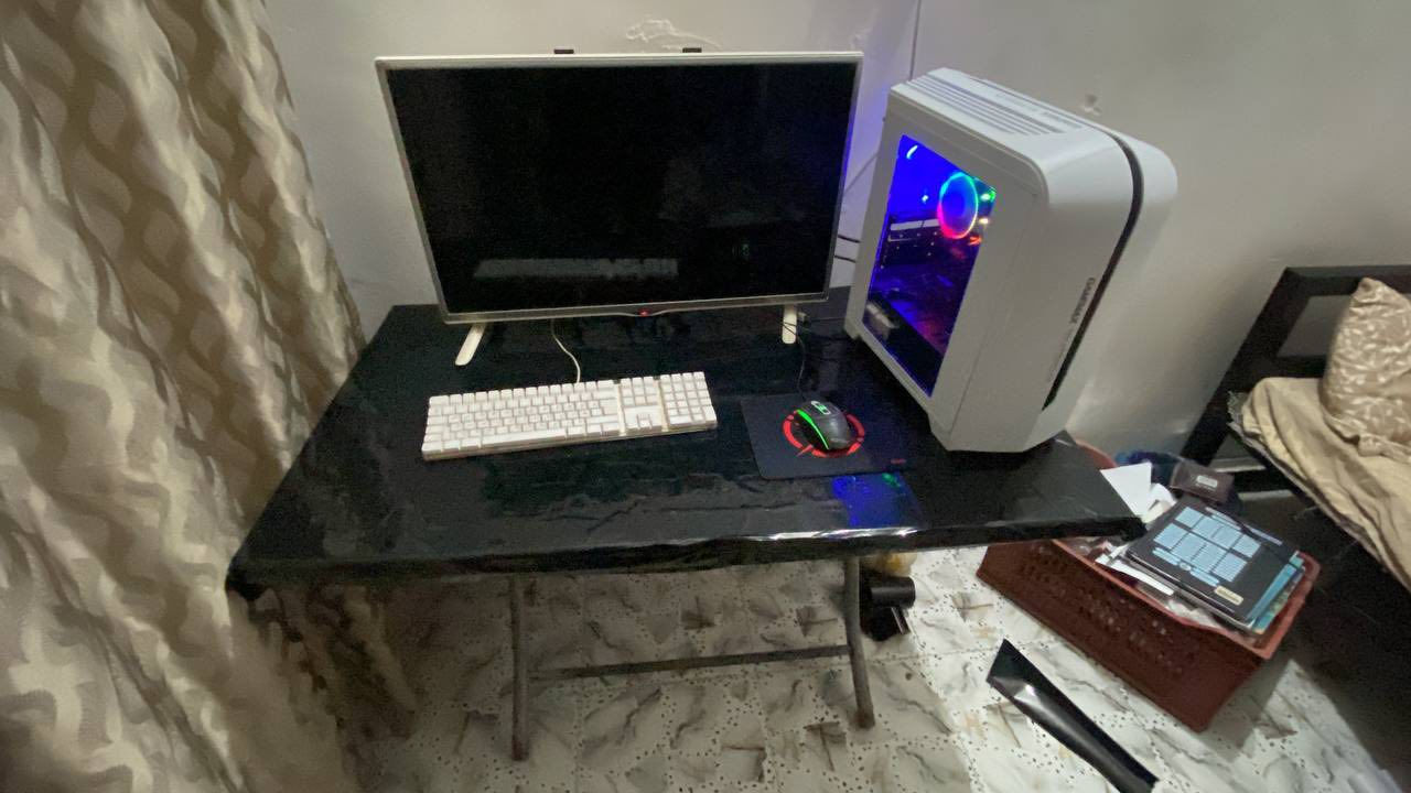 سلام عليكم 
PC للبيع او مراوس بايباد 
 • � باور: 500W
 • 🖥️ معالج: Intel Xeon E5-2679
 • 🧠 رام: 8GB DDR4 (عندك 4 سلوتات بالمذربورد)
 • 💾 خزن: SSD 128GB
 • ❄️ مبرد هوائي RGB احترافي
 • ❌ ما بيها كرت شاشة 

السعر 260 وبيها مجال رقمي ***********
