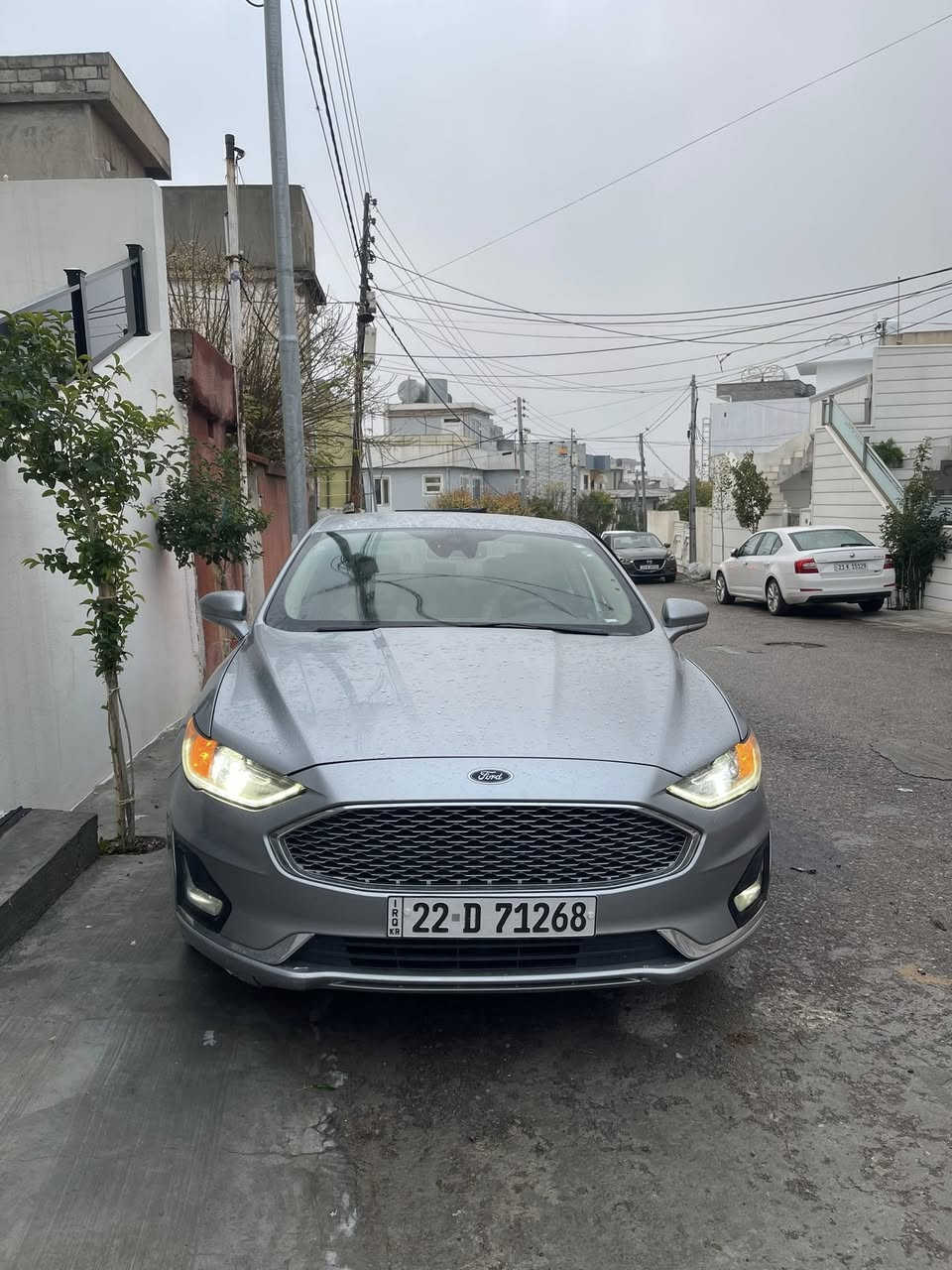 فورد فيوجن 2020، محرك 2.5 المرغوب، مواصفات S. بيها رادار أمامي وجانبي، لايتات قدامي وورى LED، ماسحات وجامات فول أوتو. السيارة مسويلها سيرفس كامل جديد (تبديل فيت بمب، نوزلات، بلاكات، دهن محرك وهيدروليك)، كلها أصلية وبالشركة ومبدلة، وما تحتاج ولا دينار مصرف.
الحادث: گصة الأمامية كبس (سليمة)، بيها صبغ قطعتين من وورى (الصندوق وجملغ ) بدون دواخل، والايرباگات كلها سليمة وما طاكة. صور السونار والحادث موجودة ومرفقة. بس بيها طعجة بسيطة بال جملغ الخلفية وما مصلحة.
الماشية: 113 ألف كيلومتر. الرقم والسنوية جديدة ومجددة لغاية 2027.
السيارة موجودة بالسليمانية.
