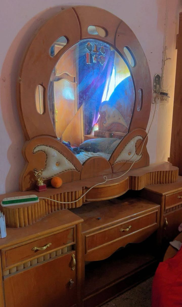 غرفه أخشاب للبيع سعر 700وبيه مجال قليل *********** مابيه اي ضرر فقط مرايه الميز مفطوره
