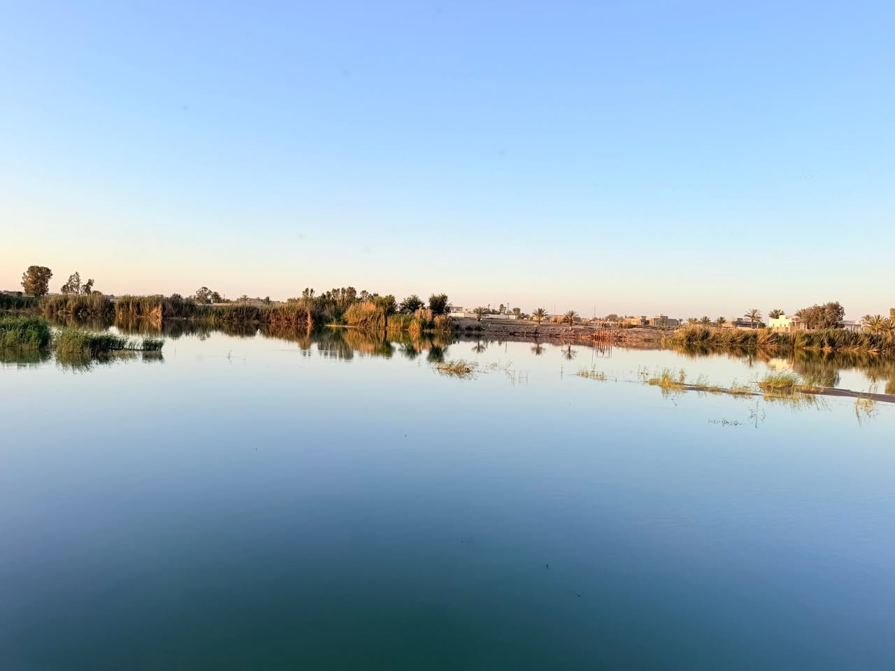 🌿ارض 4 دونم للبيع إطلالة مباشرة على الشط! 🌿

يعلن مكتب عقارات زنكورة عن عرض مميز لأصحاب الذوق الرفيع والمستثمرين، أرض بمواصفات ملكية تمتد من السدة وصولاً إلى ضفاف النهر.

📍 الموقع:

الأنبار - الرمادي - زنكورة (بعد مزرعة الشيخ إحسان)، موقع استراتيجي يجمع بين الهدوء والجمال.

📐 تفاصيل العقار:

• المساحة الإجمالية: 4 دونم.
• الواجهة: 40 متر.
• الوضع القانوني: 2 دونم طابو زراعي (سند 25).
• الخدمات: المنطقة مخدومة بالكامل (ماء، كهرباء، طرق).

✨ المميزات والاستخدامات:

تعتبر هذه الأرض الخيار الأمثل لتكون:
1. مزرعة VIP: بفضل موقعها المباشر على الشط وتربتها الخصبة.
2. مشروع استثماري: موقع حيوي ومميز يضمن نجاح أي مشروع سياحي أو ترفيهي.
3. مشروع زراعي: مساحة واسعة وخدمات متوفرة للإنتاج الزراعي.

عقارات زنكورة - وجهتكم الأولى للعقار.

لديك عرض أو استفسار؟ لا تشيل هم! 💬
فريقنا بانتظار تواصلكم للرد على جميع طلباتكم بكل اهتمام.
📲 اتصل أو أرسل لنا عبر الأرقام:
***********
***********
🏛️موقع المكتب ⏬️⏬️
أو زيارة موقعنا :  الرمادي_ ناحية اليرموك (زنكوره سابقاً)_ المفرق  /مقابل جامع هادي البشير (البمرعي)

#مكتب_عقارات_زنكورة 🕹️
 #ناحية_اليرموك_زنكوره_سابقاً
