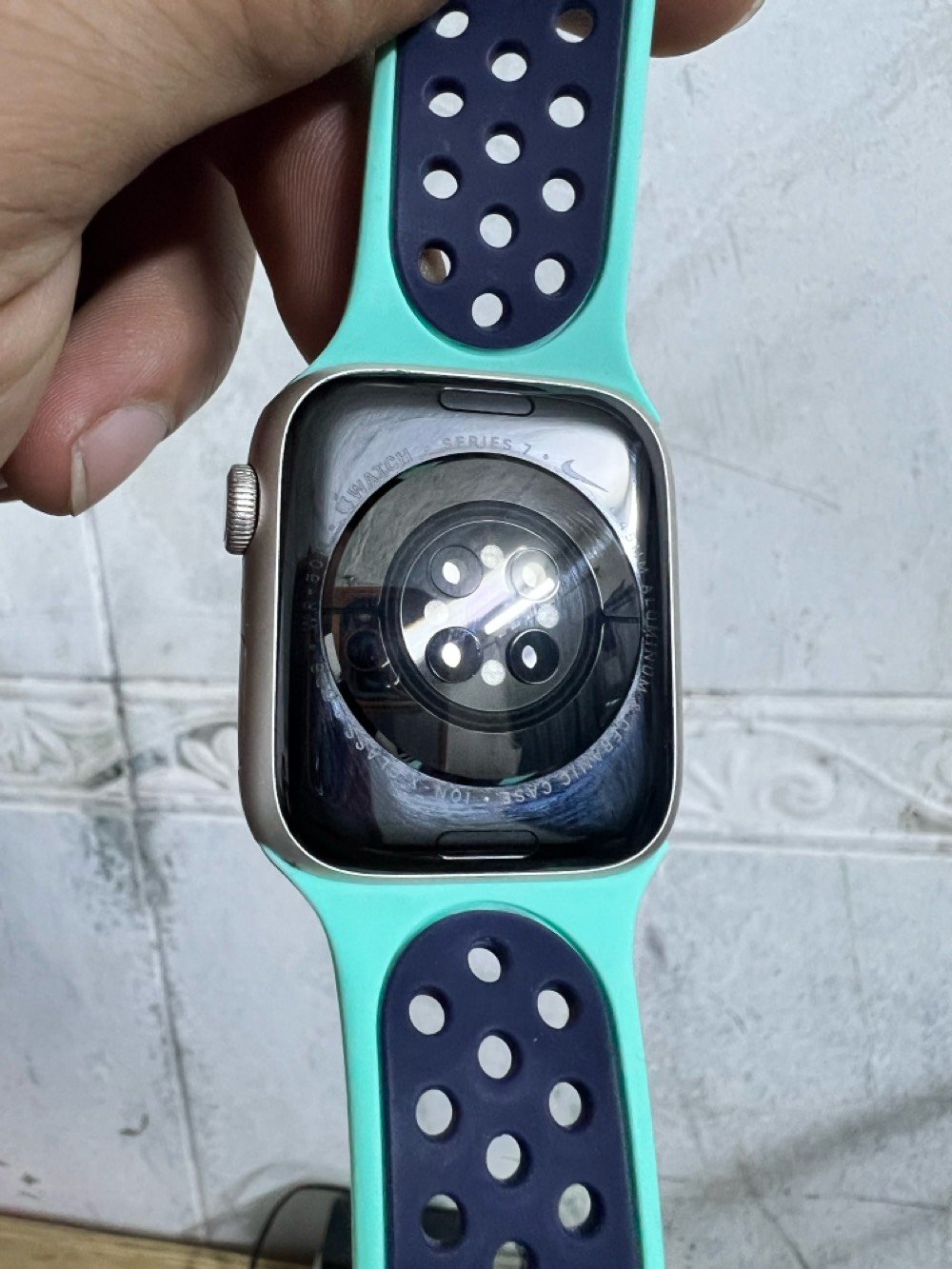 السلام عليكم ابل نايك سيرس 7
حجم 45 بطاريه 89 نضافه فول 
كامل ملحقات كارتونه شاحنه اصلي
وسير اضافي 200 سعرها وبيها مجال بسيط