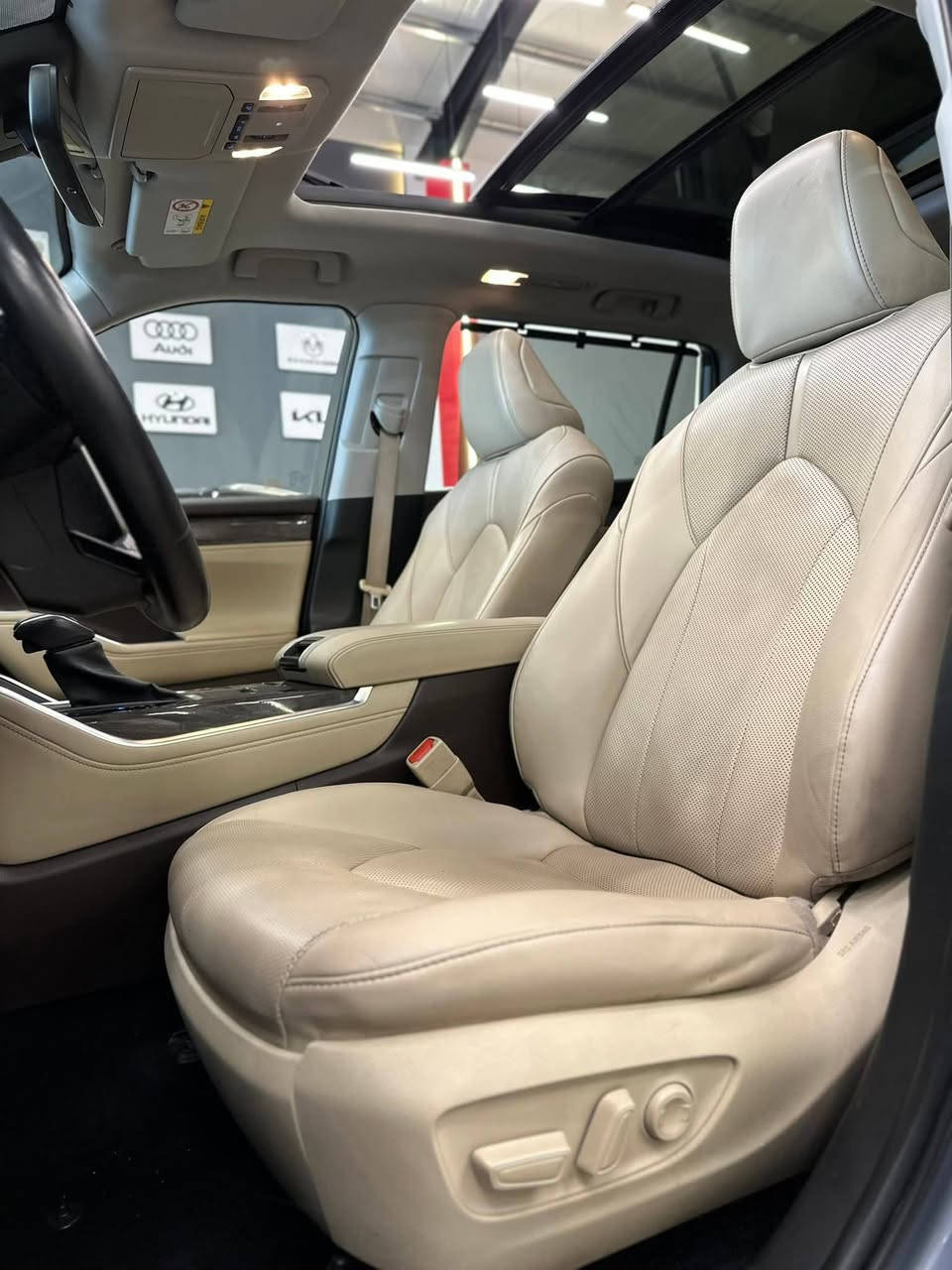 Toyota Highlander Hybrid 2022
تويوتا هايلاندر موديل 2022

🌀 محرك : 2500cc
هايبرد 
 
عداد : 36,000 km فقط !!

❗️ المواصفات :

بانوراما متحركة
ذاكرة تخزين لمقعد السائق
مقاعد مدفأة ومبردة
مقاعد امامية كهربائية
قير اتوماتيك توب ترونك 
  مقاعد خلفية مدفأة
7 مقاعد
جنط 18 كروم  
شاشة لمس امامية كبيرة 
نظام صوتي 
رادار امامي 
مانع تصادم 
تنبيه ما قبل الاصطدام 
نظام المكابح التلقائي 
وضعيات قيادة sport /normal/eco/ ev
حساسات أمامية 
حساسات خلفية
تحديد مسار
تصحيح مسار 
كاميرات 360 
صندوق خلفي كهربائي 
تكييف مركزي 
تكييف خلفي منفصل 
مرايا متحركة عند الاصطفاف 
تدفئة مرايا
مانع انزلاق
ستائر خلفية 
اضوية أمامية LED
اضوية خلفية LED
كشافات LED
مداخل USB,Type C,  
مانع سرقة 
مقبس 120 فولت
بصمة أبواب 
بصمة تشغيل 
هوك خلفي 
فورمايكا داخلية 
ستائر جانبية

والعديد من الإضافات ….

للتواصل : 0798376102


**إذا كنت صاحب هذا الإعلان وتريد حذفه لأي سبب، رجاءا أرسل رسالة إلى الدعم الفني**