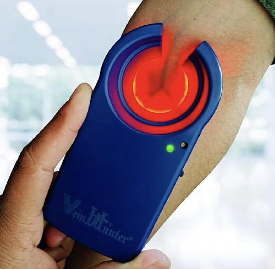 جهاز كشف الأوردة-Vein Finder
يساعد جهاز كشف الأوردة هذا المستخدم على تحديد الأوردة بوضوح.

بطارية قابلة للشحن تدوم طويلاً: يتميز جهاز كشف الأوردة VeinHunter ببطارية مدمجة قابلة للشحن تدوم حتى 3 ساعات من التشغيل المتواصل، وحوالي أسبوع عند الاستخدام المتقطع.

9 مستويات سطوع قابلة للتعديل: يوفر جهاز كشف الأوردة 9 مستويات سطوع قابلة للتخصيص، مما يسمح للمستخدم بضبط شدة الإضاءة حسب نوع البشرة، وظروف الإضاءة، وعمق الأوردة.

سهل الحمل والاستخدام: يتميز الجهاز بتصميم خفيف الوزن وسهل الحمل، مما يجعله مناسبًا للاستخدام في أماكن مختلفة. كما أنه سهل الاستخدام، مع أدوات تحكم بديهية تُمكّن من تحديد الأوردة وعرضها بكفاءة.

مناسب لجميع الأعمار والاستخدامات: يُنصح بتخفيف إضاءة الغرفة للحصول على رؤية أفضل.


**إذا كنت صاحب هذا الإعلان وتريد حذفه لأي سبب، رجاءا أرسل رسالة إلى الدعم الفني**