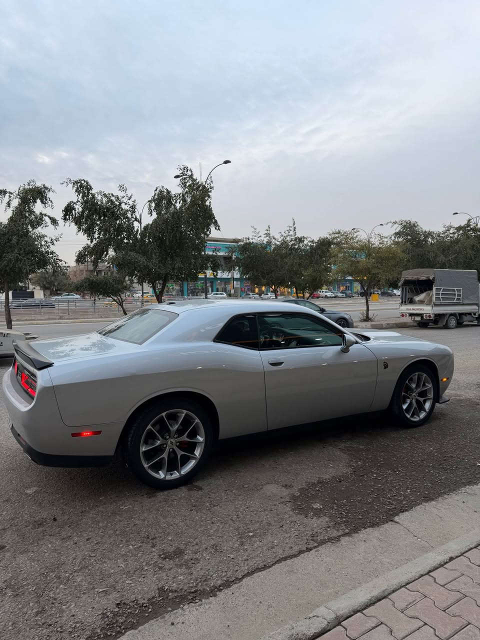 السلام عليكم 
جالنجر SXT 2023  THE LAST CALL للبيع 
سيارة جديدة وكاملة مابيها اي نقص 
ماشية 33الف 
تشغيل عن بعيد
منظومة لايت
حادثها فقط بونيد وبيها رصعة بالشاصي وصور الحادث موجودة بالمنشور 
هزة وسنوية وفحص كله جديد 
السيارة بأسمي شرط التحويل
السعر 210 وبيها مجال 
رقم الموبايل *********** كركوك, العراق
