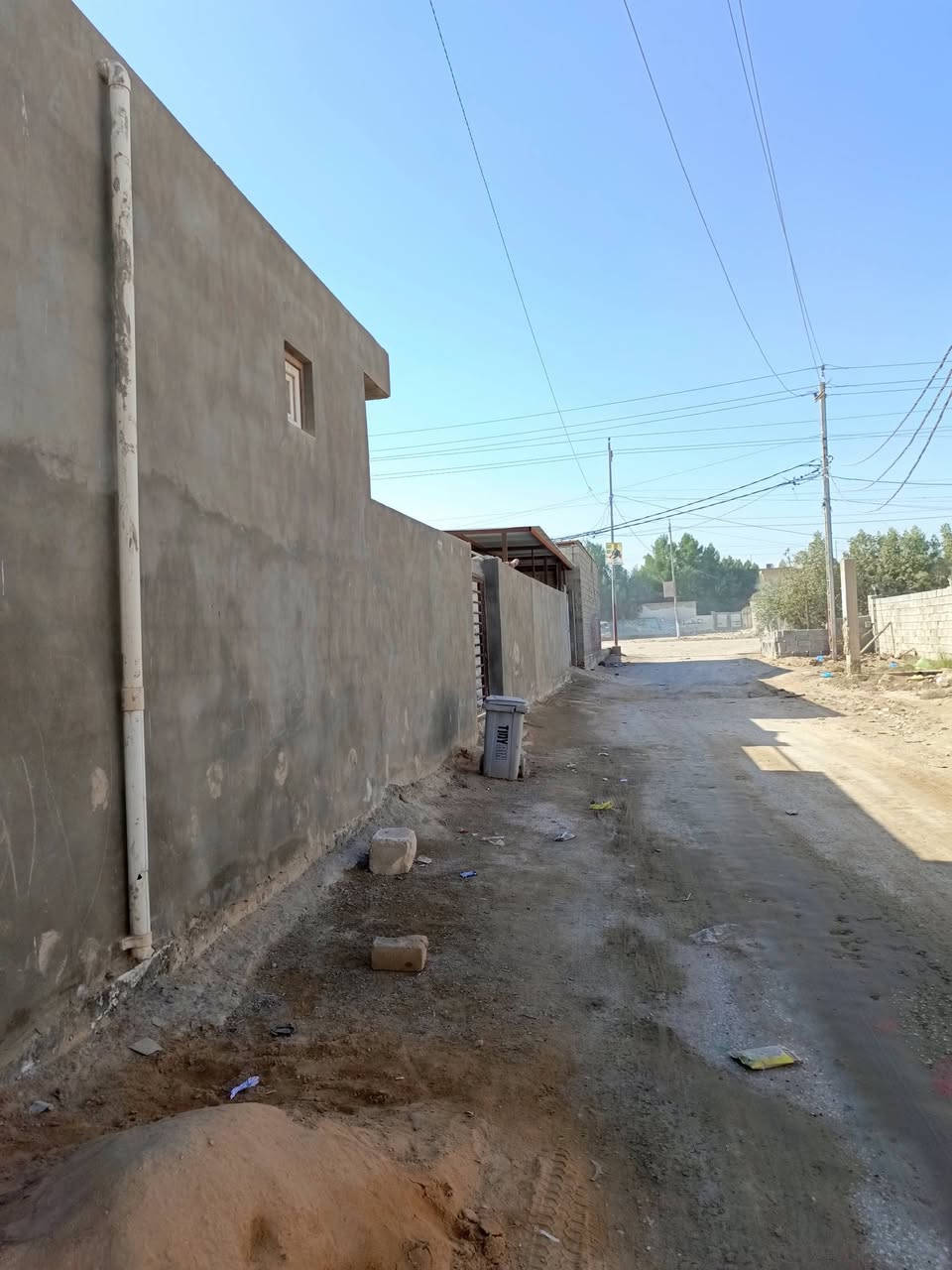 السلام عليكم
دار 160متر للايجار يحتوي على غرفه وصاله ومطبخ واستقبال وحمام داخلي وخارجي 
العنوان :النجف الاشرف /شارع المعمل/ مقابل مدرسة علي الرماحي يبعد عن الشارع 50متر
للاستفسار ***********
***********
