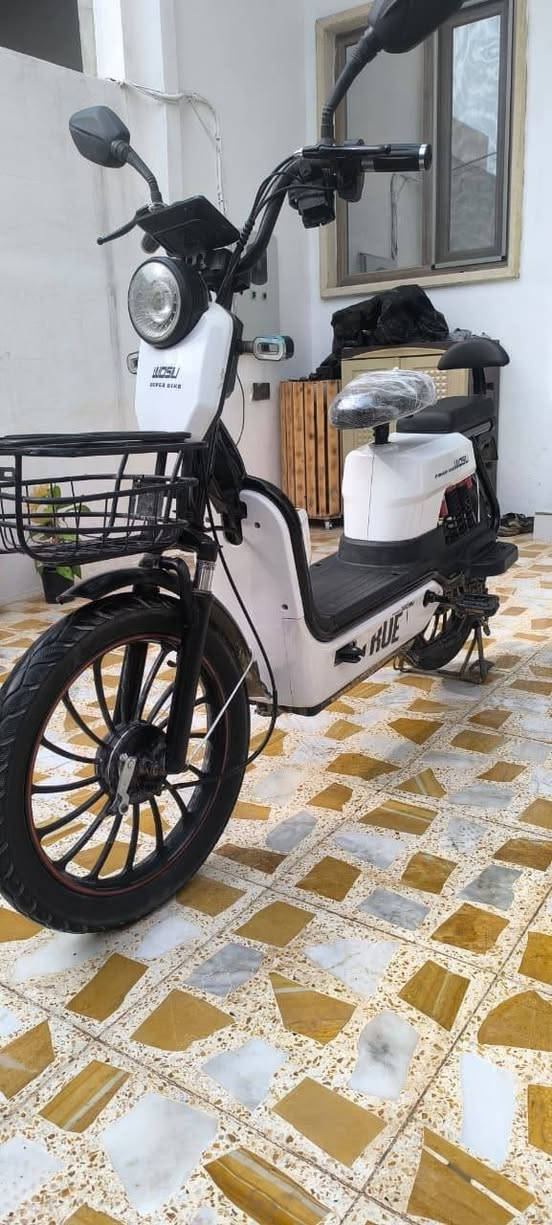 دراجه شحن للبيع
موصفات 
دبل سويج بصمه وكارت 
كهربائيات كلها شغاله 
سرعه 90 4نمر 
مابي لاكسر ولا فطر 
بطاريات 5 كبار نضاف 
عنوان موصل ايسر حي الكندي 
سعر 240 بي مجال 
***********
