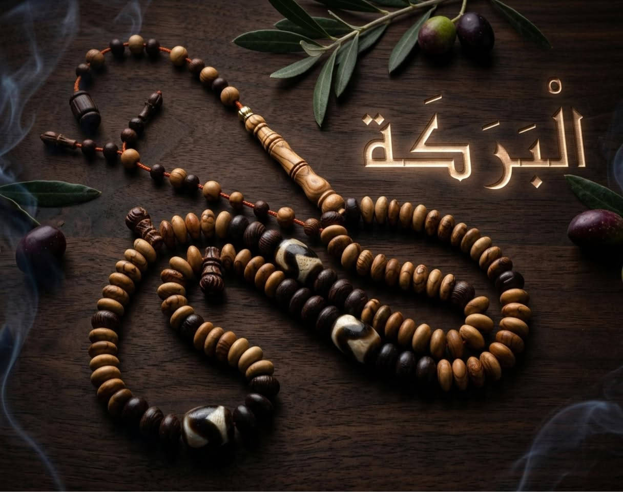 الْبَرَكَة
من سلسة | الجذر 
ليست سبحةً تُمسك باليد فحسب…
بل معنى يُصاحِب صاحبه في لحظات الذكر والسكينة.
صُنعت بعناية من خشب شجرة الزيتون المباركة
الذي عُرف منذ القدم برمزيته للسلام والطمأنينة،
ولملمسه الدافئ الذي يمنح شعورًا بالسكينة مع كل تسبيحة.
تتخللها فواصل من نواة التمر
التي تحمل رمزية البركة والعطاء،
وتُضفي على السبحة قوةً طبيعية ومتانة تدوم.
وتزينها قطع من التِّبت
بلمستها العتيقة المميزة،
لتمنح السبحة حضورًا روحانيًا وهيبةً لا تخطئها العين.
كل حبةٍ فيها
صُنعت لتكون رفيقًا للذكر،
ولتحمل بين تفاصيلها معنى الصفاء والبساطة.

البرَكَةُ
من شجرة الزيتون المباركة
حين يجتمع جمال الطبيعة…
مع روح الذكر.
#meshmogaradsebha
 #مش_مجرد_سبحة
 #البركة #سبحة_فاخرة #روحانية #خشب_الزيتون #نواة_التمر #تبت #ذكر #سكينة #هدوء_الروح #فخامة #سبحة_VIP #هدية_روحانية #مجوهرات_روحانية #صناعة_يدوية #LuxuryPrayerBeads #SpiritualElegance #HandcraftedBeads #Mindfulness #BlessedBeads #هدية_روحانية_فاخرة #تسبيح_راقي #قطعة_فنية_روحانية #VIPBeads


**إذا كنت صاحب هذا الإعلان وتريد حذفه لأي سبب، رجاءا أرسل رسالة إلى الدعم الفني**