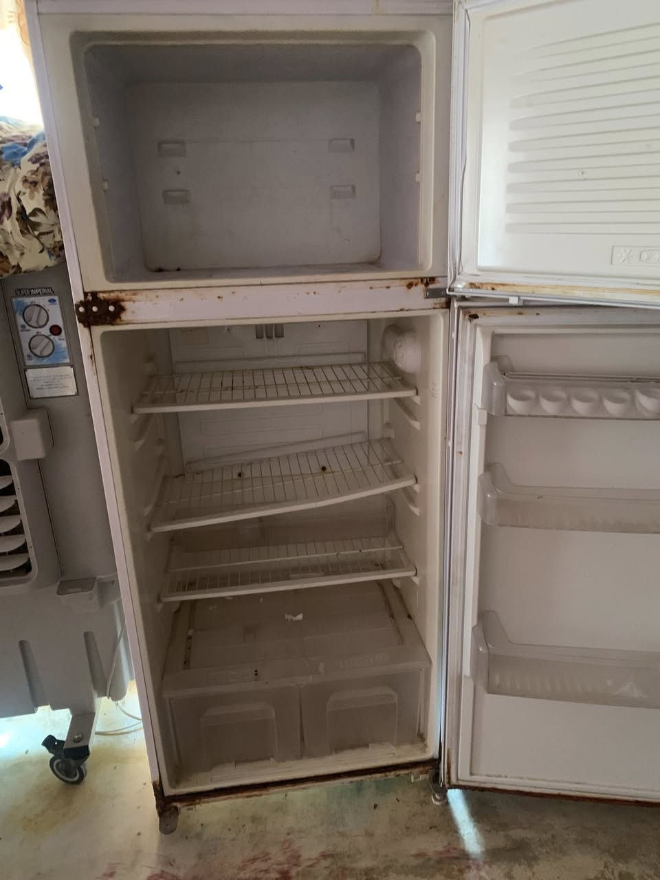 ثلجه البيع نضيفه شغاله
اي نقص مابيهه هاذه رقمي ***********
