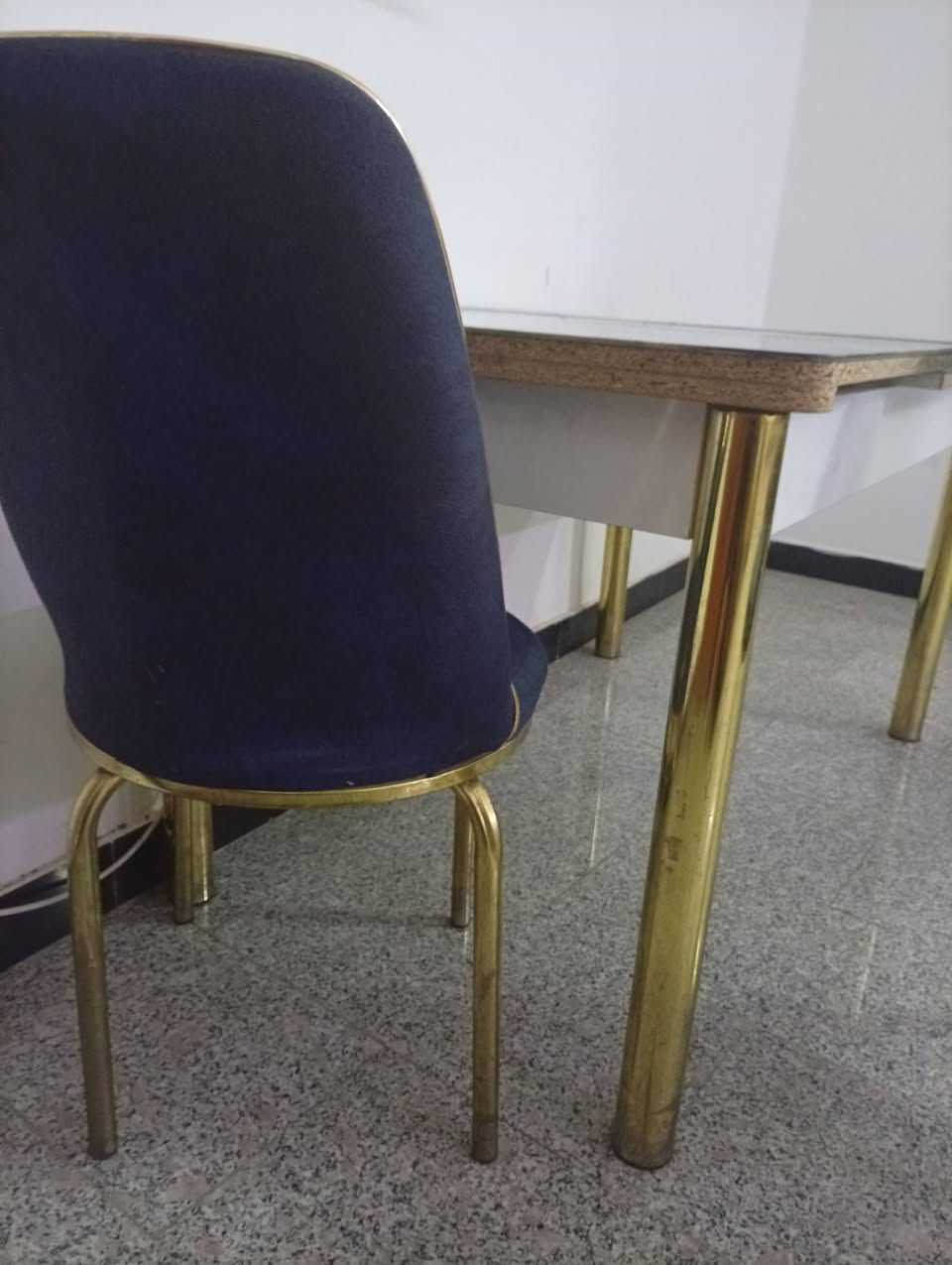 ميز بي اضرار بسيطه
4 كراسي واحد رجله مكسوره يحتاج فقط لحيم 
السعر 50 مكانه الكريعات


**إذا كنت صاحب هذا الإعلان وتريد حذفه لأي سبب، رجاءا أرسل رسالة إلى الدعم الفني**
