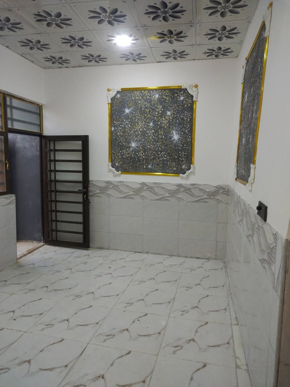 بيت للبيع المساحة ٥٠ م بي غرفة وصالة مطبخ وصحيات الاتصال على الرقم *********** زراعي بي قرار محكمه شارع المطار شارع علكم شارع حاتم الخير بناء بلوك تجعيب عكادة
