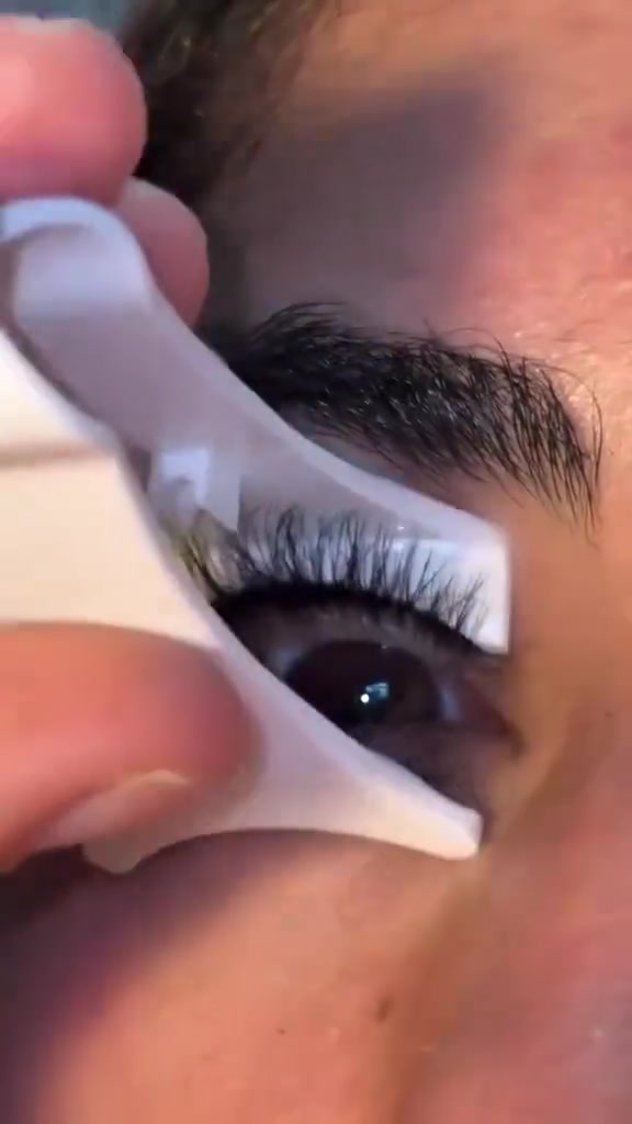 الرموش المغناطيسية ✨
تثبت بسهولة بدون غراء، تعطي كثافة وطول طبيعي للعين 👁️
خفيفة ومريحة للاستخدام اليومي، قابلة لإعادة الاستخدام أكثر من مرة 💖
مناسبة للمكياج السريع وتعطي لوك مرتب وجذاب خلال دقائق 😍

السعر 6 
#توصيل_كافة_المحافظات


**إذا كنت صاحب هذا الإعلان وتريد حذفه لأي سبب، رجاءا أرسل رسالة إلى الدعم الفني**