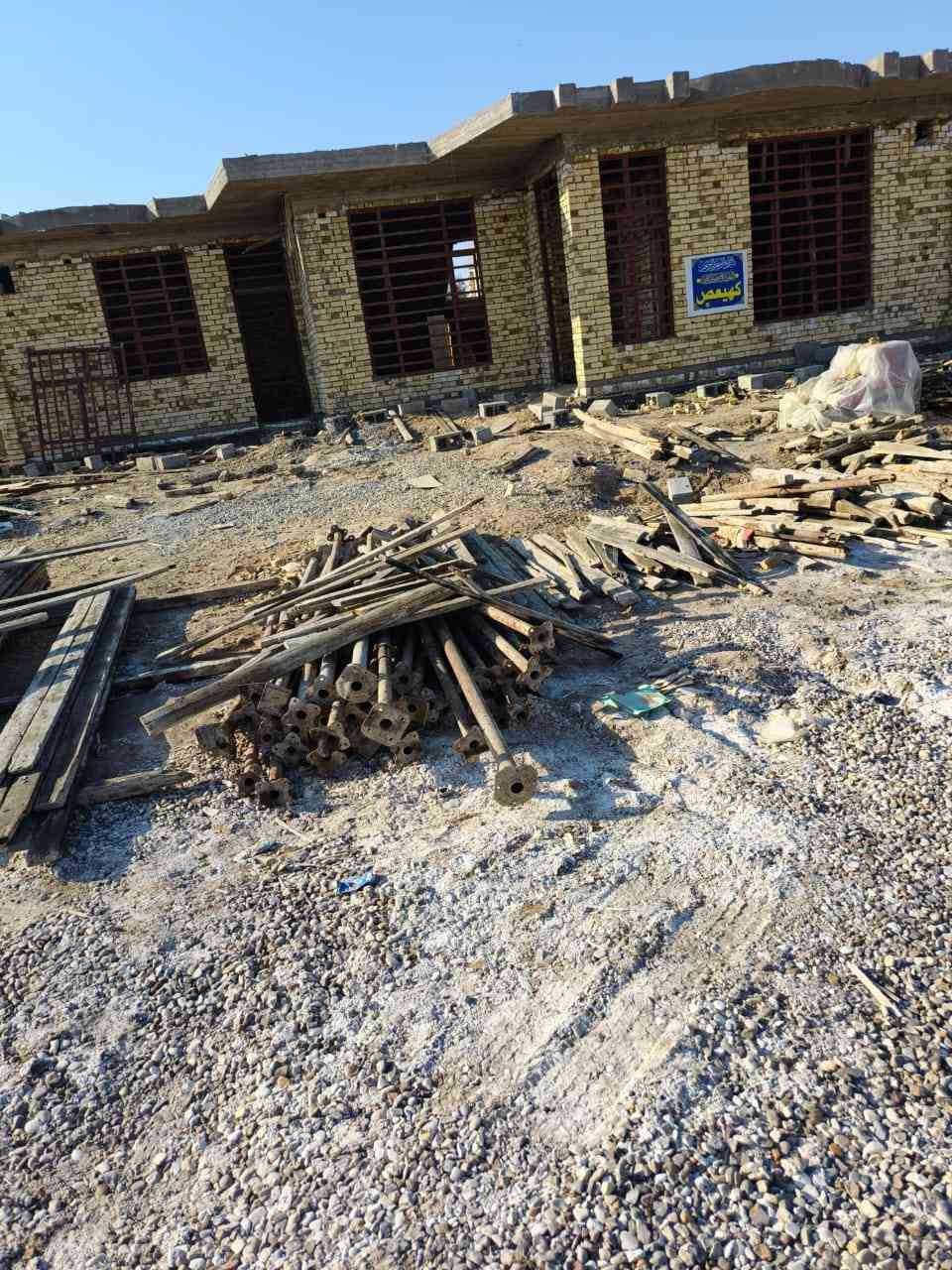 للبيع في ناحيه الدجيلي29
هيكل طابوگ السقف مصبوب
شبابيك تزكام 
بيبان حديد تزكام
جراجيب خشب
المساحه 300متر
غرفتين نوم 5/4
صاله7/4
مطبخ5/4
استقبال7/4
ترك
حديقه
كراج
بلوك سياج موجود 
*********** مكلف بل نشر
