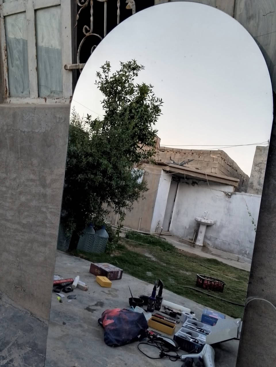 سلام عليكم غراض حلاقة للبيع مكاني تكريت وياهن مرايه وهاذه رقمي ‏‪***********‬‏
