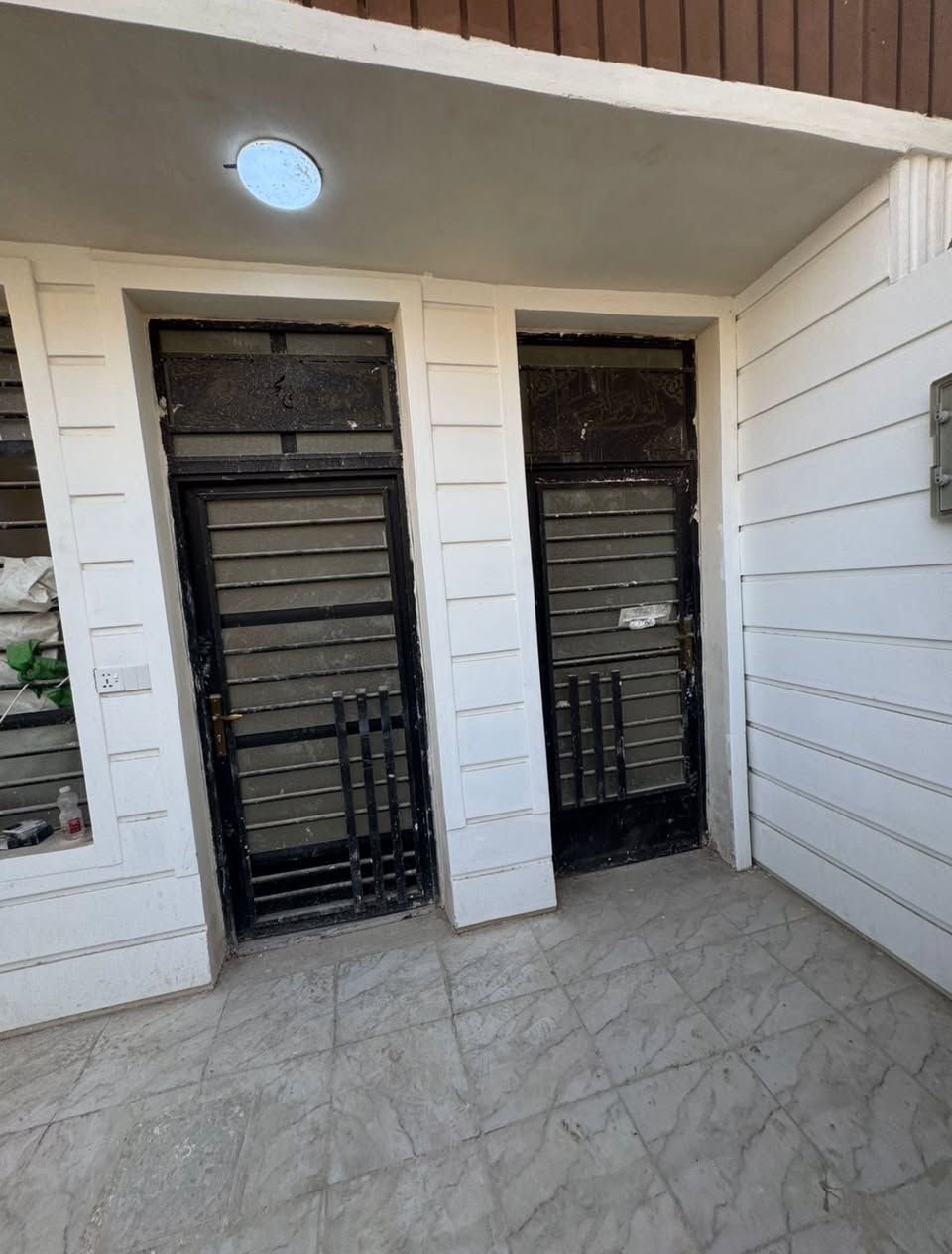 ملاحضه / العنده عقار 🏡#للبيــــــع ويريد يبيع #دزونه كافه التفاصيل العقار مع ذكر السعر وصور للعقار ورقم التلفون ☎️وان شاء الله باقرب وقت ينباع ان شاء الله🤲❤️
—————————————————————————

🔸 مشتمل للبيع طابو صرف مناسب جدا جدا✅
50 متر  الواجهه 5م والنزال 10م مربع
بناء سنة 2022تسليم🔑 درجه اولى كامل مكمل 

🔸الطابق1️⃣ كراج ومدخلين وصحيات خارجيه واستقبال ومطبخ حار وبارد وصحيات داخليه   
 الطابق… 2️⃣ غرفتين نوم وصاله وبلكونه                                   الطابق ... 3️⃣بيتونه وسطح

 البناء كله ممتاز ودرجه اولى ونضيف مرتب وحديث 
🔸موقع الدار ممتاز جدا📍الشعب شارع الصحه منطقه الديوان شارع 15 (شارع عريض عرضه15 وتبليط )

+مناسب لحك قبل لاينباع ملاحظه اذ تحب تاخذه وتستثمره اجره الك ب450الف ايجار سريع  
🔸السعر: 100 مليون وقابل للتفاوض 

مكتب ابو علي الدراجي للعقار 🏛️
 الشعب-نهايت شارع الصحه-مقابيل كرزات ركن الصحه 
***********📞
***********📞 ‭
‭***********‬📞
