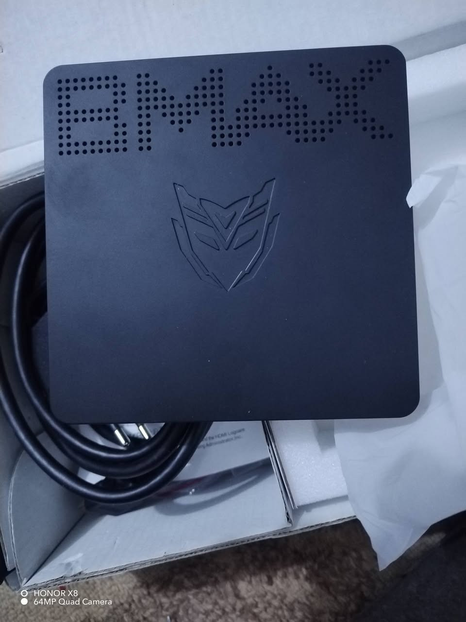 المواصفات التقنية (BMAX B1 Pro):
المعالج: Intel Gemini Lake N4000 (ثنائي النواة، يصل تردده إلى 2.6 جيجاهرتز).
​الذاكرة العشوائية (RAM): سعة 8GB من نوع LPDDR4 (ممتاز للمهام المتعددة البسيطة).
​التخزين الداخلي: سعة 128GB من نوع eMMC (ويمكن تطويره بإضافة SSD خارجي أو M.2 في بعض الإصدارات).
​كرت الشاشة: Intel UHD Graphics 600 (يدعم دقة 4K للفيديو).
​الاتصال: يدعم Wi-Fi ثنائي الموجات (2.4G/5G) و Bluetooth 4.2.
​المنافذ: يحتوي على منافذ USB 3.0، HDMI، VGA (لتشغيل الشاشات القديمة والحديثة)، ومنفذ سماعات وميكرو.
​السعر في العراق (تقريبي):
​سعر هذا الموديل (8GB+128GB) يتراوح حالياً في المحلات والمواقع العراقية بين:
​145,000 إلى 175,000 دينار عراقي


**إذا كنت صاحب هذا الإعلان وتريد حذفه لأي سبب، رجاءا أرسل رسالة إلى الدعم الفني**