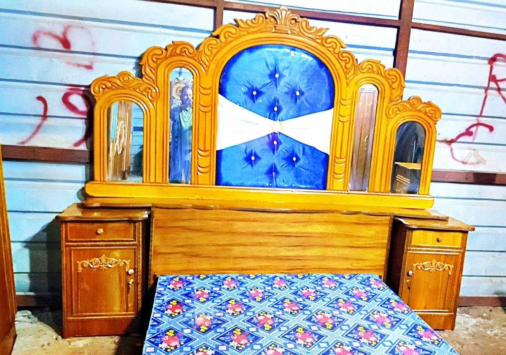 غرفه اخشاب للبيع خمس ابواب ملحق نضيف زاويه كنتوريه السعر 650الاتصال على الرقم *********** بغداد متواجد واتساب وعندي توصيل بكروه
