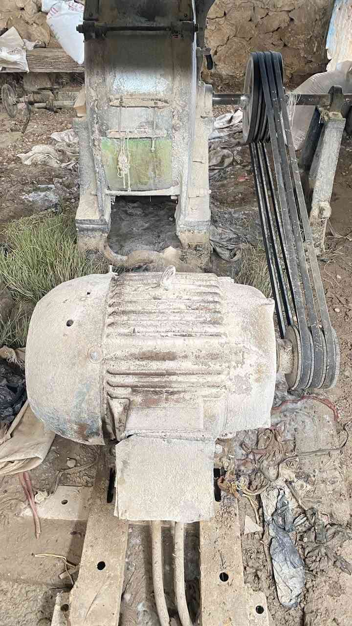 السلام عليكم
 ماكنة طحن للبيع تطحن حنطة وشعير وذرة صفره 
موطور ٥٠حصان مع بورد كهرباء كامل
العنوان قرية اشويرات
رقم الهاتف 
***********
