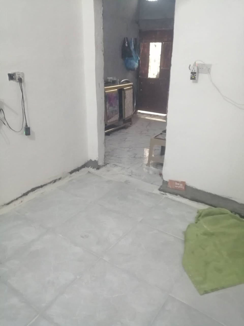 للبيع بيت مساحه ١٠٠ متر طابو زراعي مجمع الجوادين السكني منطقه سيد حبوب وكل الخدمات متوفره سند ٢٥ ومداور سهم بطابو شغل درجه اولى اساس كونكريت مكون غرفتين وصاله ومطبخ وصحيات وبراني ومناور وصحيات خارجيه وداخليه السعر ٢٤ مليون وبيه مجال للشراي كهرباء ماي شوارع مرتبه ضوئي اناره ليليه مولده ***********
