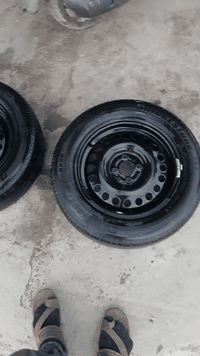 ويالة تايرات بيهن حساسات  نضاف سعر ١٠٠ وبيه مجال  قليل هاذا رقمي ***********
