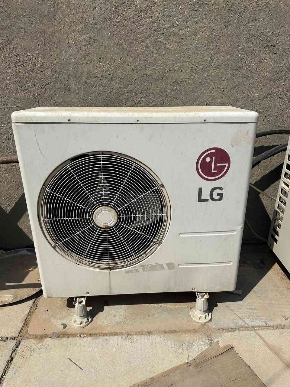 سلام عليكم 

سبلت عامودي ٣ طن فعلي LG مؤسسة  

قطر السحب ٣/٤
والدفع ٣/٨ 

شرط البرودة بيها كرصة تقتنع بية يلا تاخذة ع الفحص 

كمبريسر سكرول مو العادي 

تبريد فقط 

السعر ٨٥٠ الف 

بغداد حي اور. 

هـ ***********
