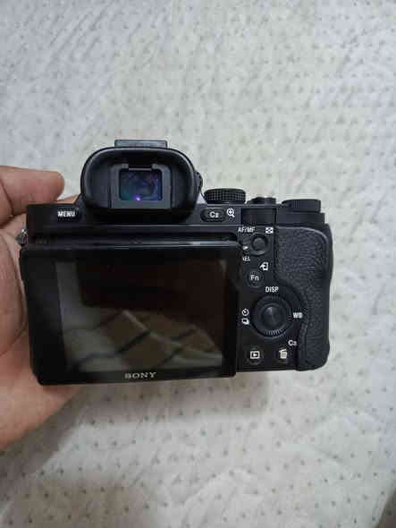 sony a7 i  الاصدار الاول فول فريم 
نضافه 97
شترها 15k 
سعر مناسب ***********
