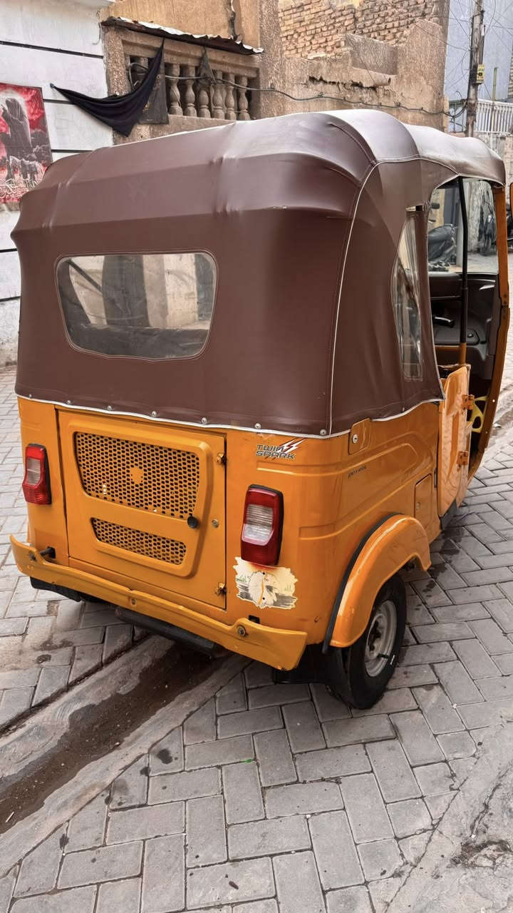 تكتك 🛺 مديل 21البيع رقم وسنويه عنوان بغداد مدينة الصدر ***********
