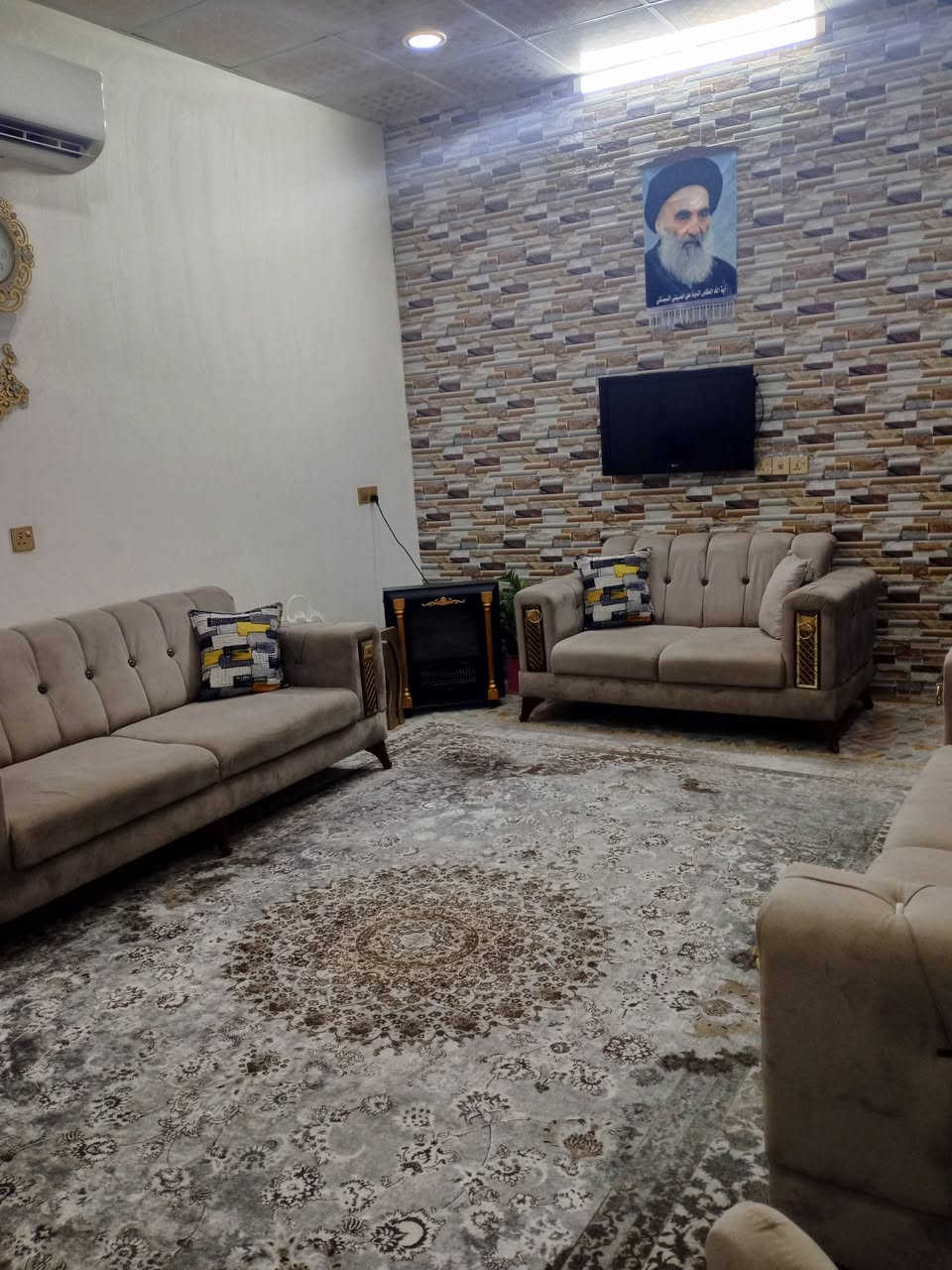 🏠مكتب الأمين للعقار🏠

🔸🔹🔸🔹🔸🔹🔸🔹🔸

يعلن مكتب الأمين للعقار 
عن توفر منزل 200 متر مربع منطقة الخاجية ضمن توزيع ال1000
يتكون المنزل من طابق ونص
الطابق الاول . يحتوي على غرف نوم عدد 2 وهول داخلي كبير وصالة ومطبخ ومناور عدد 2 ومجموعة صحية عدد 2 داخلية وخارجية
الطابق الثاني . يحتوي على هول كبير وغرفة نوم ومجموعه صحية
للمعلومات يباع نقدا امو مراوس بقطعه ارض وحسب التقييم
**************
للاستفسار الاتصال بمكتب الأمين للعقار
واسط / الكوت/ شارع دور العمال الرئيسي
على الهواتف ***********
                  ***********
