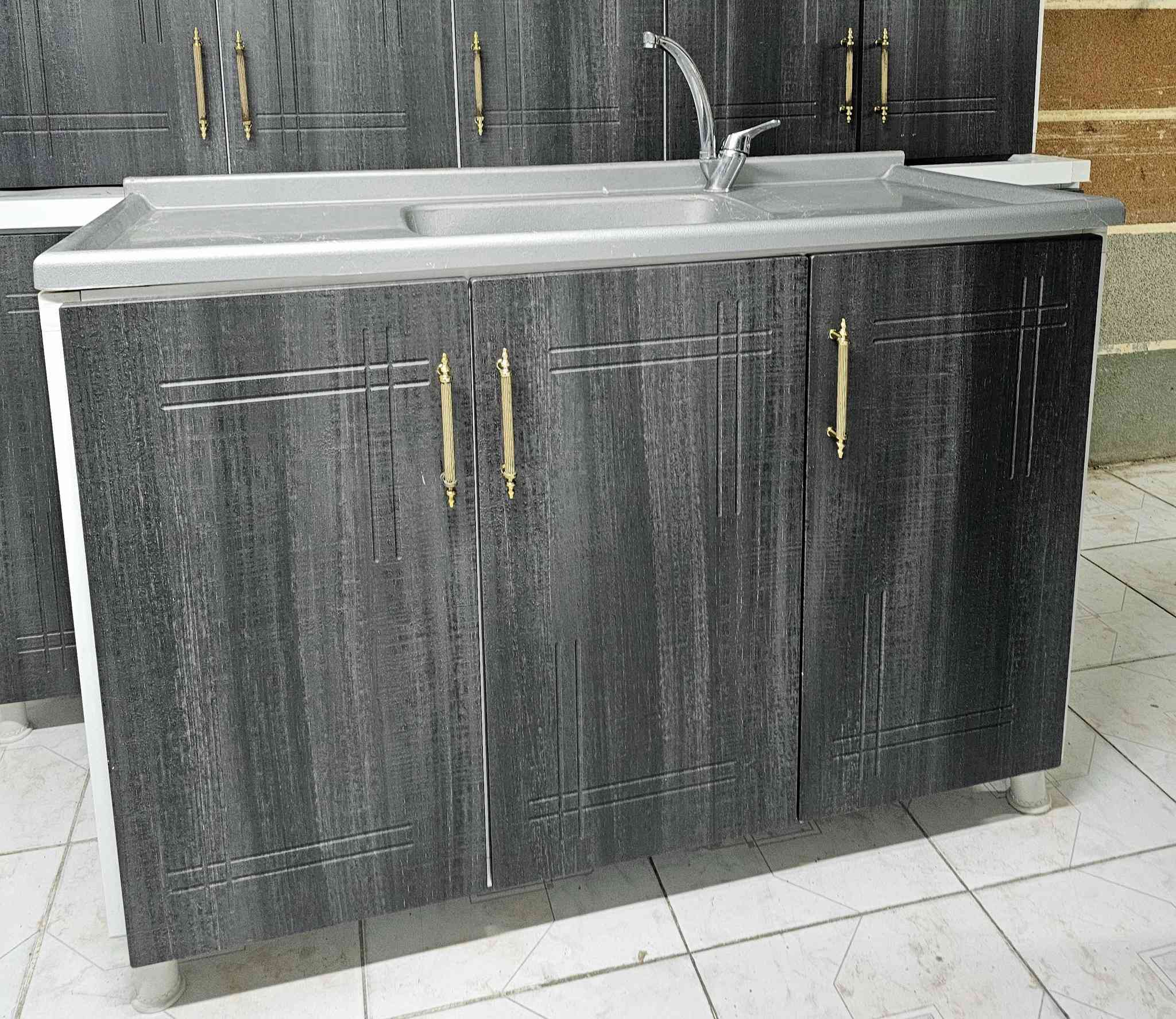 كاونتر الأبواب خشب اج دي اف تركي والداخل المنيوم 

القياس مترين 55 مع الفاترينه والسنك مترو30سم 

*********** ***********
