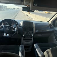 دوج كراند كرفان  موديل ٢٠١٧    قم اربيل سنويه لل ٣٠ هزه ساقطه  السياره...