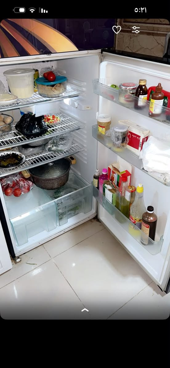 اغراض جديده ونظيفه للبيع
ثلاجة حجم ٢٤ 
مجمده حجم ١٢ جديده
قنفات ملكية جديد ٧ مقاعد وياها طبلات
سنك استيل وياها قاعدة 
دوشك سبرنك جديده 
مكان مدينه الصدر 
***********
