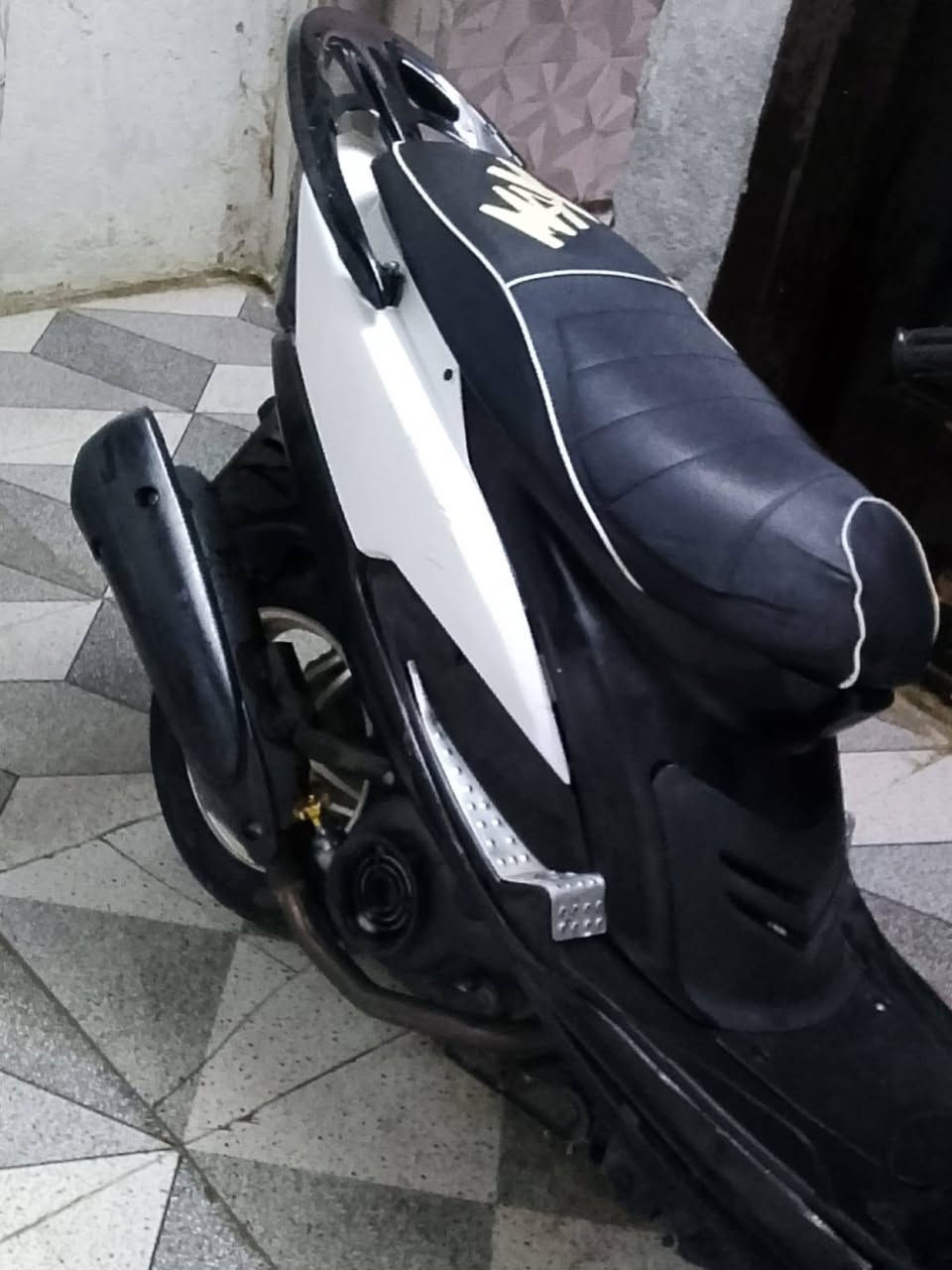 سلام عليكم ماكس عدله بوشه خمسه وخمسين للبيع كلشي شغال نكره سلف شلعه ومعدل أقوه من الجبلي  قطره دهن رياضي سبايدر أربعة ولف اصلي ويال اصلي مشيف يحتاجله شوية ترتيب السعر 450وبيه مجال قليل مكاني الزعفرانيه واتساب***********
