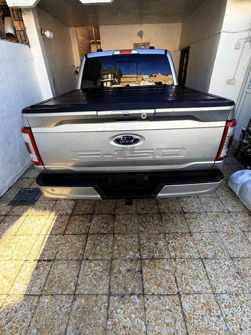 السلام عليكم فورد f150 موديل 2023 فئة لاريات ومعروفه  فول
رقم بغداد باسمي دخول جديد ترقيم جديد 

مكينه 6 سلندر 3500 هابرد تون تيربو 430 حصان 

خمس كامرات 

حساس خلفي امامي 

كشنات جلد كهرباء وخزن تدفئه تبريد 

رادار خلفي وامامي توقف ذاتي 

قايده اليه تثبيت مسار 

باب خلفي بالكامل كهرباء 

منافذ كهرباء 220 عاكسه 

لايت وبك لايت زنون ولد بالكامل 

جامه صغيره  خلفيه كهرباء 

بنوراما 

قاصات اسفل الكشن الخلفي 

كير كهربائي طرح 

مري شفط كهرباء بالكامل 

بروجكتر كهرباء متحرك مع دوران الستيرن 

كشنات خزن + ميموري 

وبعد هواي مواصفات معروفه الاريات 

حادثها فقط طخه جها الايمن بالباب الخلفي طلعتها BDR   سياره داخله كلين صور الحادث مرفقه بيها ملاحضها الجاملغ الامامي نشك بالنقل فقط  السياره بدون ايرباك بدون اي نقص اي كلوب اي شي بالكامل ع وضع الشركه بشرط ماشيه 22 الف 

للتواصل  *********** والخاص متواجد  اي وقت والسعر خاص واني خادمكم اسف لذكر السعر بسبب هواي ناس تكسر
