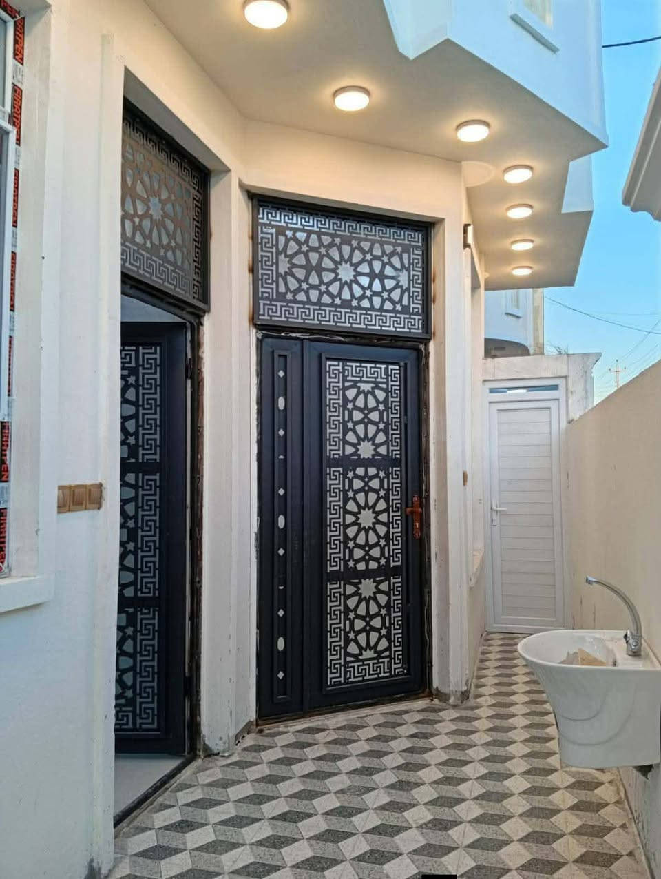 فرصة العمر.. بيت "صفر" لم يسكن من قبل! 🔑
لعشاق الحداثة والمواقع المميزة في الرمادي، نعرض لكم داراً سكنية (بناء طابوق) بتصميم راقي وتفاصيل متكاملة.
• 📍 الموقع: الرمادي - شارع 40 (خلف عمارة القند) - موقع استراتيجي وهادئ.
• 📐 المساحة: 140 متر مربع.
• 🏗️ حالة البناء: حديث جداً (صفر) لم يسكن سابقاً.
• 📑 سند العقار: طابو زراعي (سند 25) تحويل مباشر.
تفاصيل الدار:
• غرف نوم عدد (2).
• صالة داخلية كبيرة + صالة إضافية في الطابق الثاني.
• استقبال واسع للضيوف.
• مطبخ مجهز + مجموعة صحية متكاملة.
• مناور لتهوية وإضاءة طبيعية ممتازة.
📞 للاستفسار ومعاينة البيت: ***********
