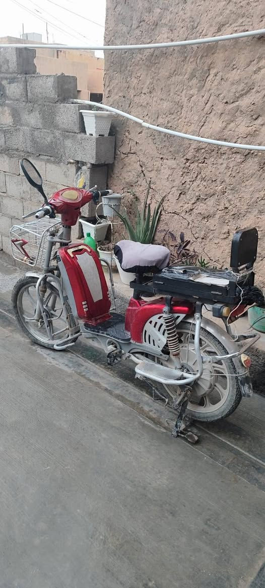 دراجة شحن للبيع نضيفة كلشي ماناقصها ... الكشن جديد ...
...يعوزها بس مي وصلة ترتبها تطلع فول سعر 350 الف 
‏‪0783 231 3748‬‏ خابر ودلل
