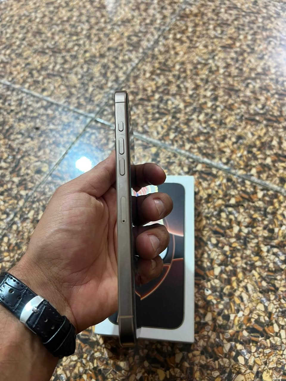 ايفون 16 برو ماكس ماستر ذاكره  256 بطاريه 97 جهاز استخدام بيت نضافه الف بالميه مثل ما وضح كدامك نضيف بمعنى الكلمه 
سعر مليون و 550 
رقم الهاتف : ***********
