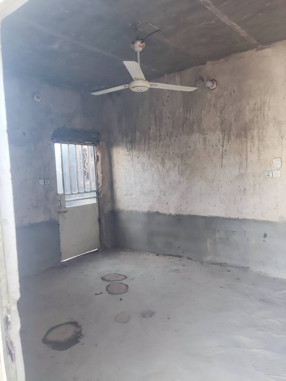 بيت للبيع سند 25 او مراوس بسيارة 
العنوان بيت 100متر بناء غرفه وصاله وحمامات  
كامل الخدمات ماء كهرباء  مولده  تبليط  العنوان نجف شارع كربلاء نجف عمود 188 موقعه جدا راقي السعر 10 وبي مجال للاستفسار على الرقم ***********
