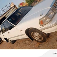 سيدان للبيع • سيارة 1990 • تبريد ثلج • رقم إنكليزي • يسره بلاد