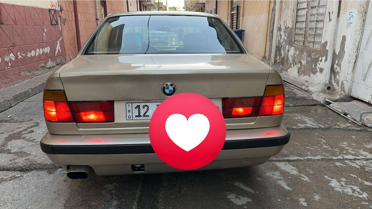 سلام عليكم بي ام 525 
موديل 91 
رقم مسطرة دولي 
كابون بانزين بيها 
 وكير عادي وكير ومكينة شرط
***********
