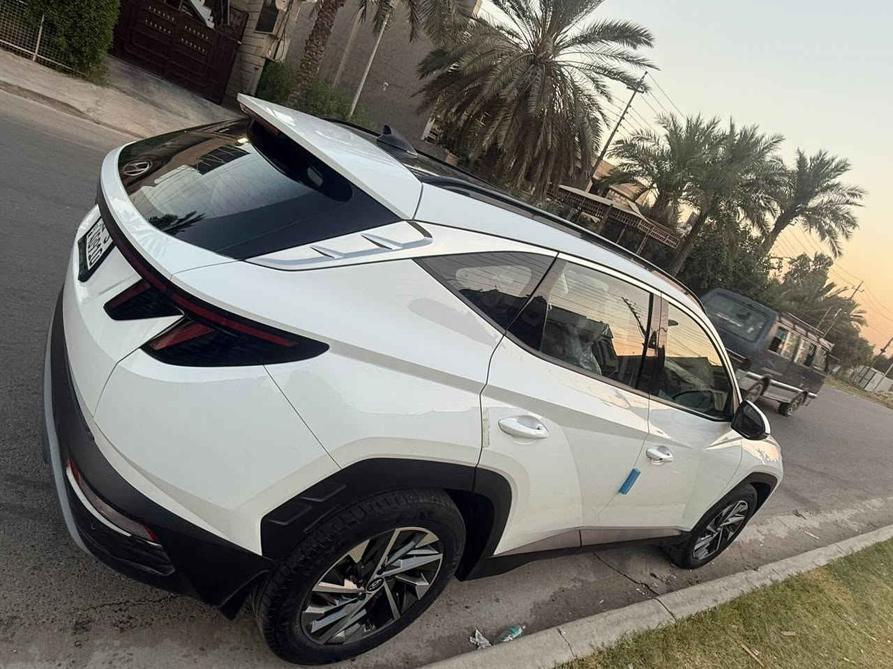 توسان 2023 خليجي
المحرك 2000دوش

* مصابيح LED أمامية وخلفية.

* شاشة كبيرة 

* دعم Apple CarPlay وAndroid Auto.

* كاميرا خلفية وحساسات ركن.

* مثبت سرعة.

* تشغيل عم بعد 

* فتحة سقف بانوراما 

* مكيف أوتوماتيك قطعتين امامي خلفي 

* ثلاث انظمة قيادة ومساعدة صعود المرتفعات (HAC)

* تدفئة وتبريد كشنات

* رادار امامي رادار خلفي 

السيارة جديدة ومناقصهة برغي 

خليجي مكفولة 

السنوية باسمي 

رقم بغداد 

السعر 208 ورقة 

مكاني بغداد حي الخضراء
رقم التلفون ***********
